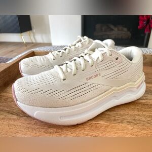 NEW Brooks Ghost Max 2 Running Shoes Womens 6.5 Wide Cream White